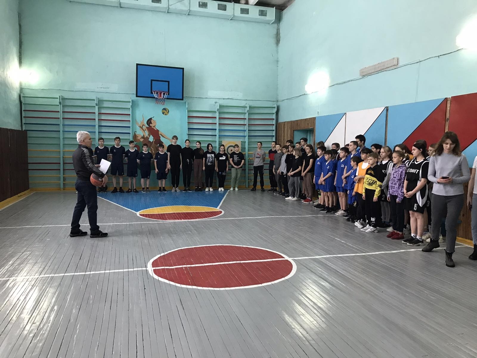 Соревнования школьной спортивной лиги по баскетболу.